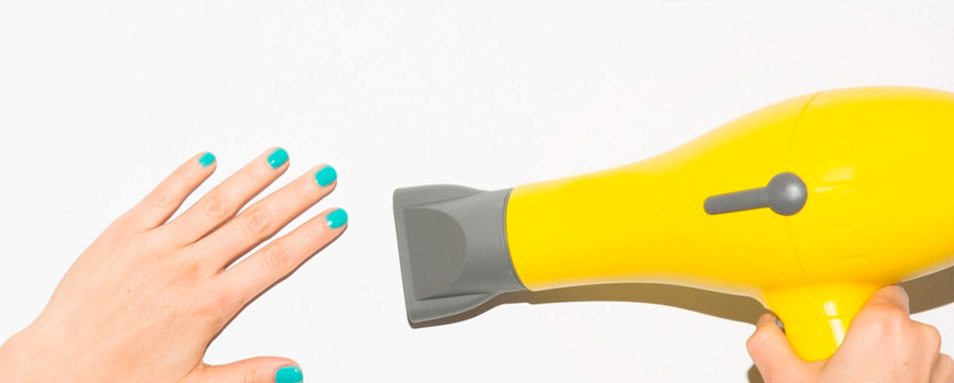 1. Seca tus uñas con el secador