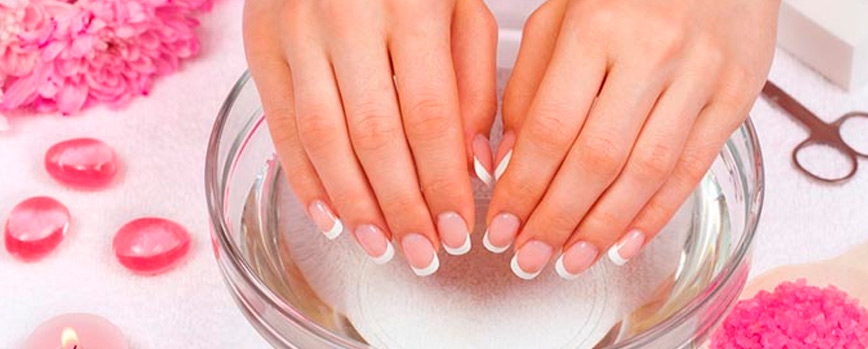 2. Mete las uñas en agua fría
