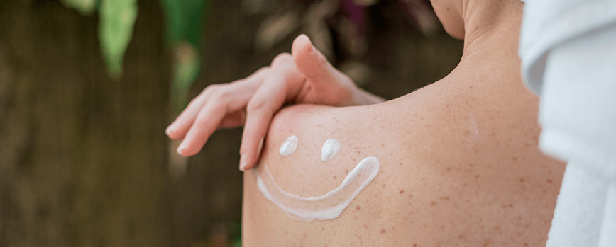 Cuidado corporal con la Crema Nivea de tarro azul