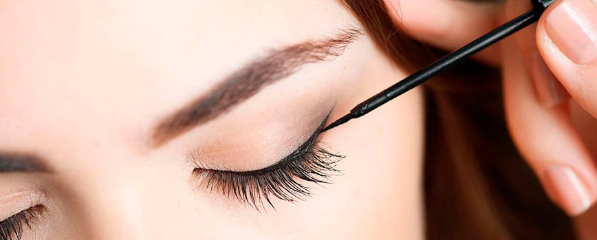 Paso 4. Ojos rasgados con eyeliner y máscara de pestañas