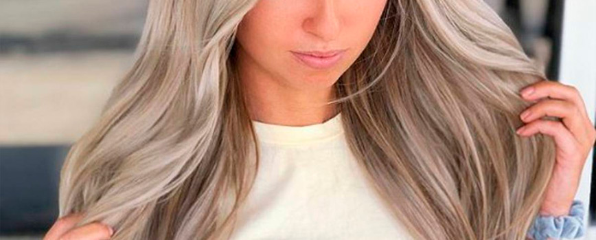 ¿A quién le favorecen las mechas blonde beige?