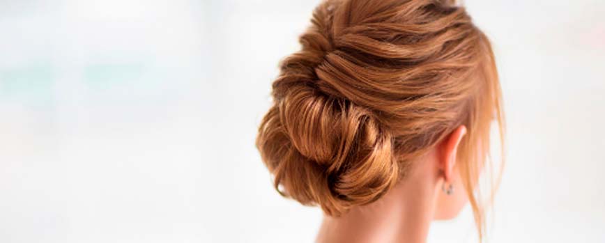 Ondas recogidas en un moño bajo: