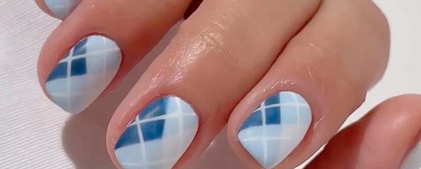 Manicura de uñas cortas con estampado de cuadros