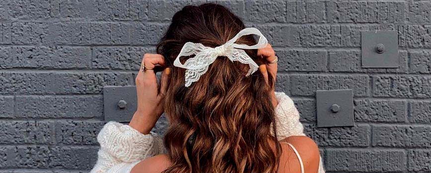 Peinado con ondas y lazo