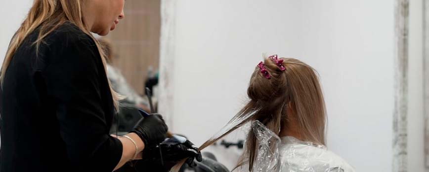 Cómo hacer la técnica balayage invertida paso a paso