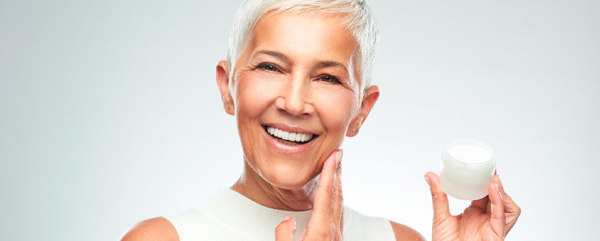 ¿Cómo aplicar una crema antiedad?