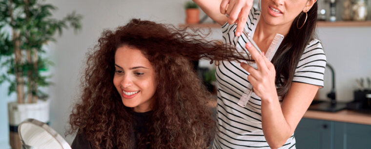 Cómo cortar el pelo rizado en casa: trucos y consejos para hacerlo tú ...