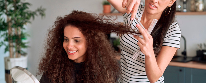 Cómo cortar el pelo rizado en casa: trucos y consejos para hacerlo tú misma  ✓