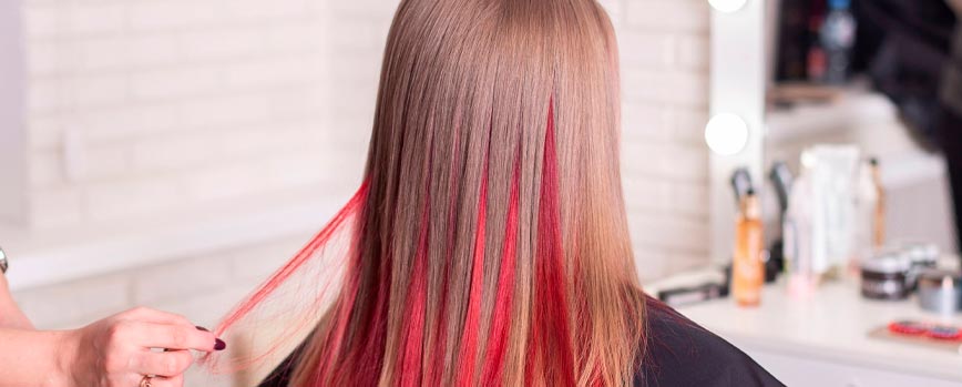 Mechas rojas en pelo castaño claro