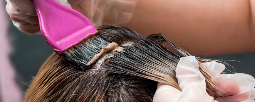 Cómo aplicar las mechas rojas en pelo castaño