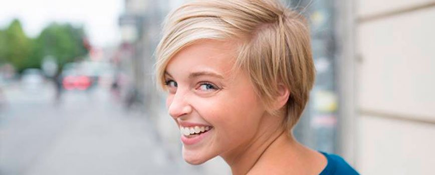 Pelo rubio platino corto y liso
