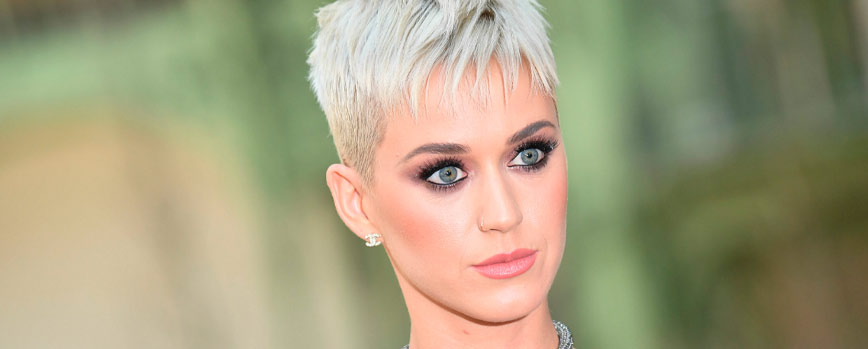Pixie desmechado con mechas rubio platino