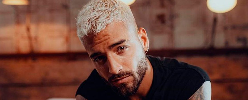 Rubio platinado para hombre con undercut