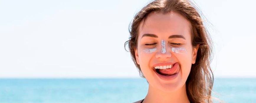 ¿Por qué se recomiendan los protectores solares faciales antimanchas?