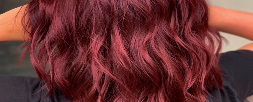 ¿Cuál es el color de pelo rojo vino oscuro?