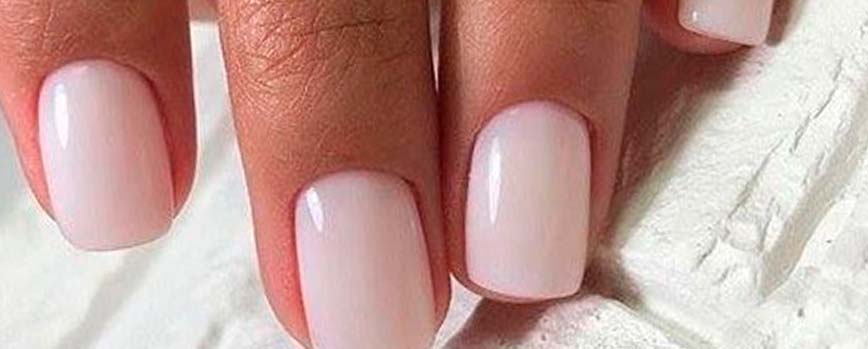 Las milky nails que ha popularizado Dua Lipa