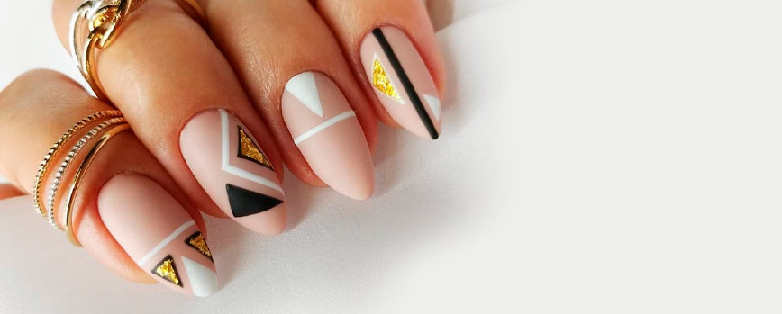 Diseño de uñas geométricas con fondo rosa