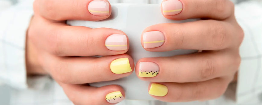 Uñas geométricas en amarillo pastel