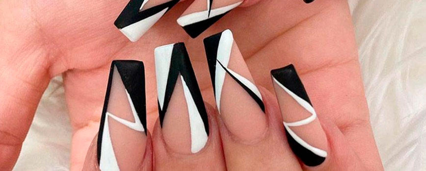 Uñas geométricas en blanco y negro