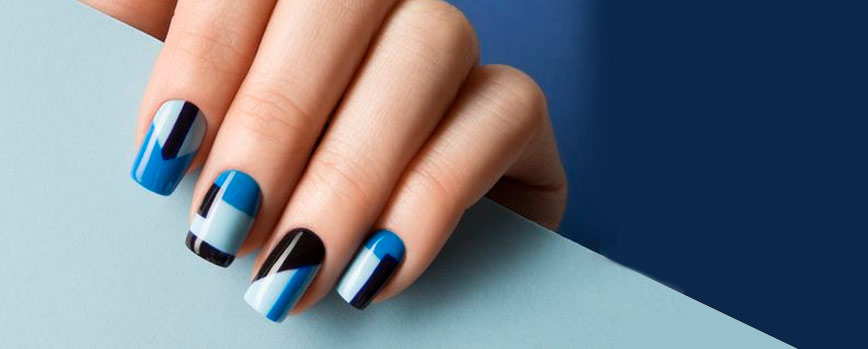 6. Uñas geométricas azules en busca de la simetría