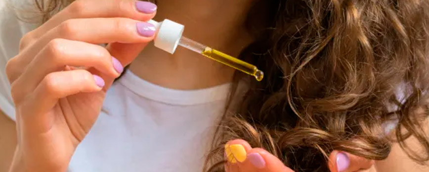 Aplica un sérum capilar para maximizar la fijación de tu cepillado