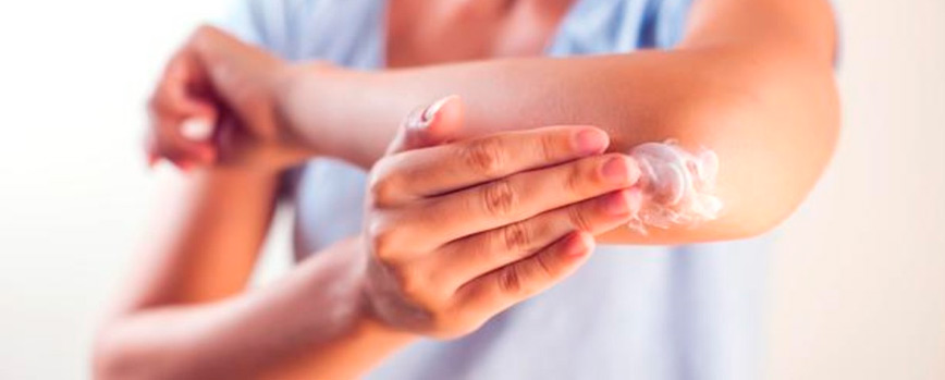 ¿Qué ingredientes se recomiendan en una crema para codos secos?