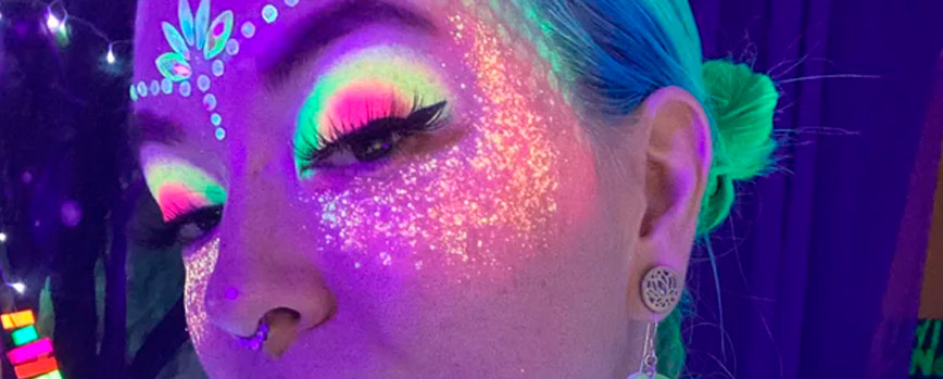 Cómo tu maquillaje brillará en la oscuridad