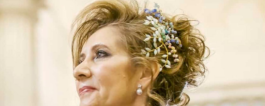 4. Recogido romántico con flores