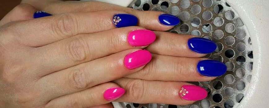 Uñas fucsia y azul alternadas