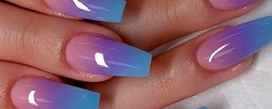 Uñas fucsia y azul degradadas