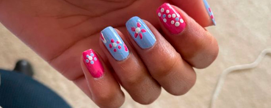 Uñas fucsia y azul con flores