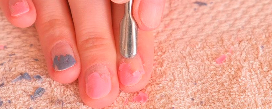 1. Elimina la manicura anterior