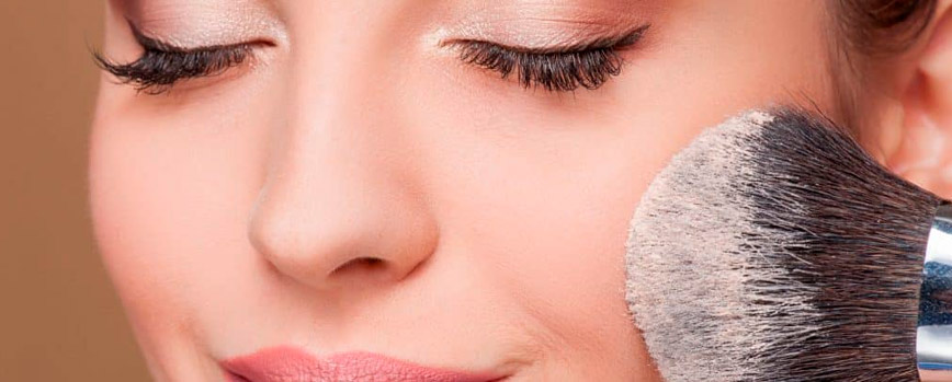 Elimina el brillo con polvos cosméticos