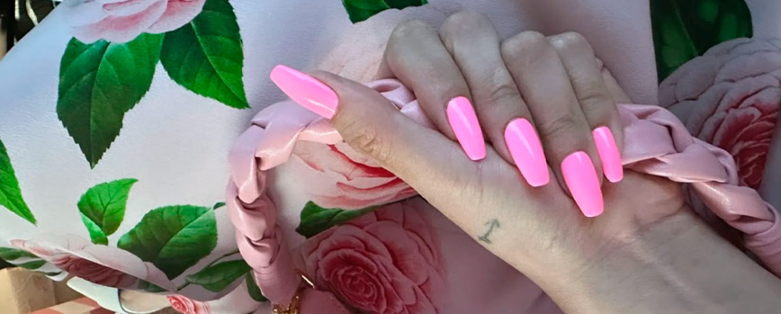 Uñas rosas chicle a lo Selena Gomez