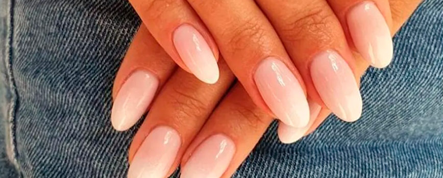 Uñas rosa pastel y blanco en versión Baby Boomer