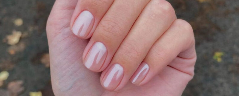 Combina uñas rosa pastel y blanco para un look impecable | Blog Druni