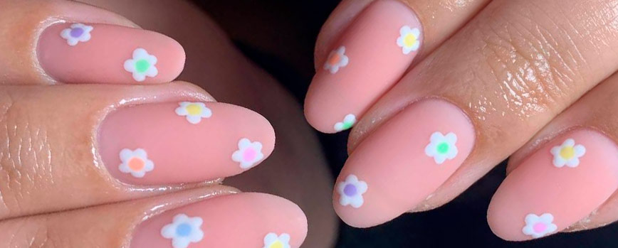 Uñas rosa pastel con flores blancas