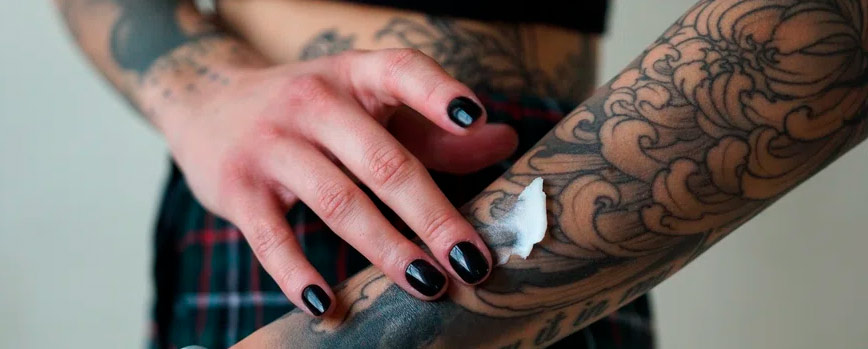 Guía completa sobre el uso adecuado de vaselina para el cuidado  post-tatuaje ✓