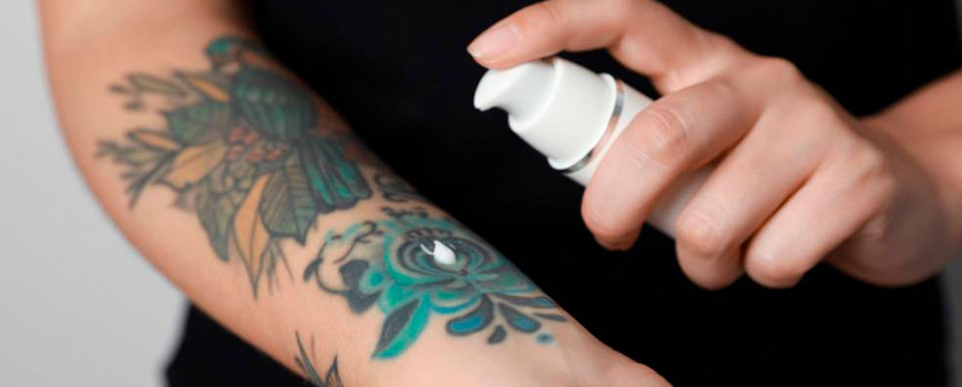 Guía completa sobre el uso adecuado de vaselina para el cuidado  post-tatuaje ✓