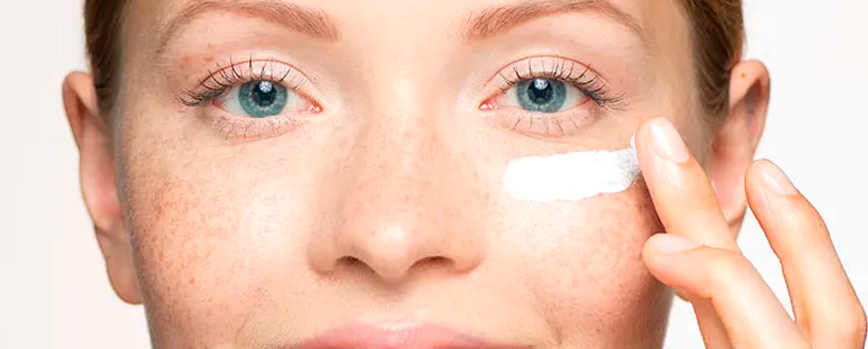 ¿Por qué es tan sensible la piel del contorno de ojos?