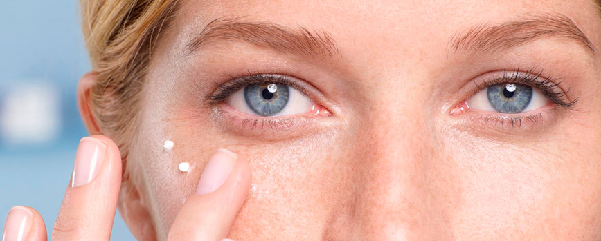 ¿Cómo se aplica el contorno de ojos piel sensible?
