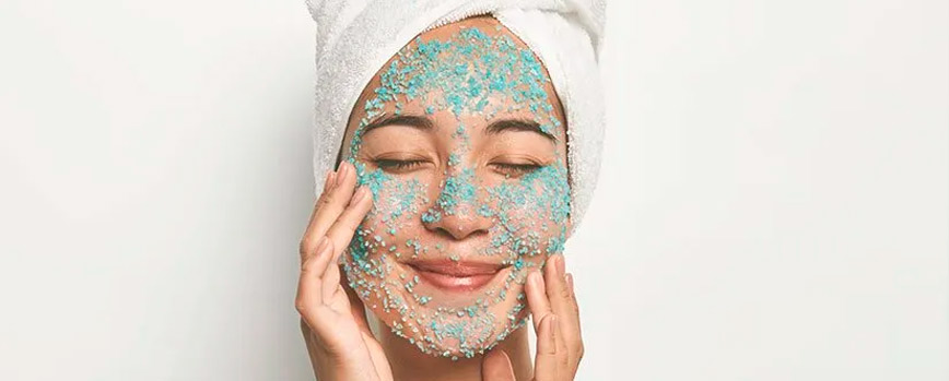 ¿Qué es un exfoliante facial y que hará por tu piel?