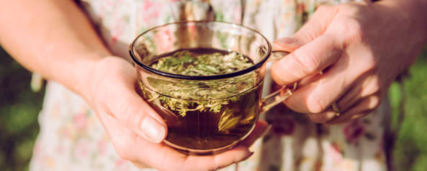 Infusión manto de dama para combatir la menstruación abundante