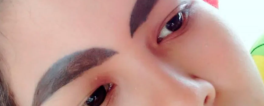 ¿Qué se entiende por un microblanding de cejas mal hecho?