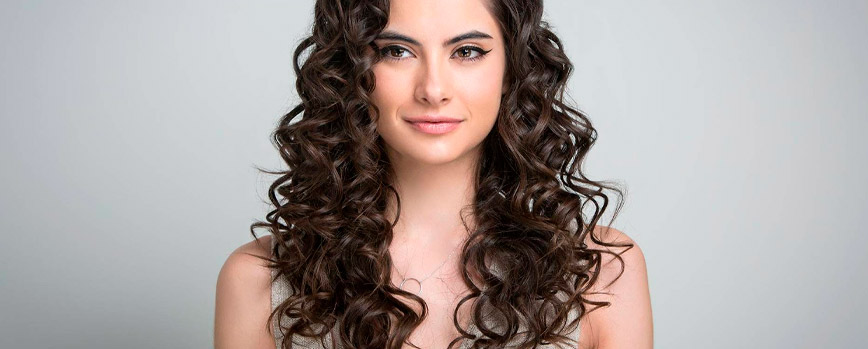 ¿Cómo hacer una permanente ondulada en tu pelo?