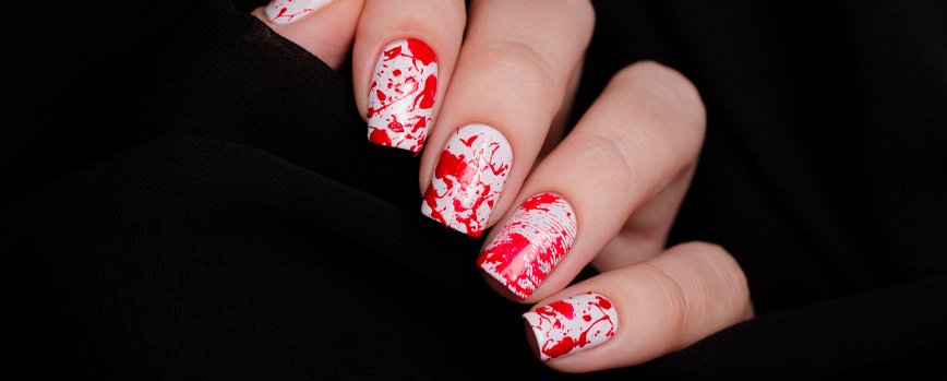 #4. Manicura con sangre