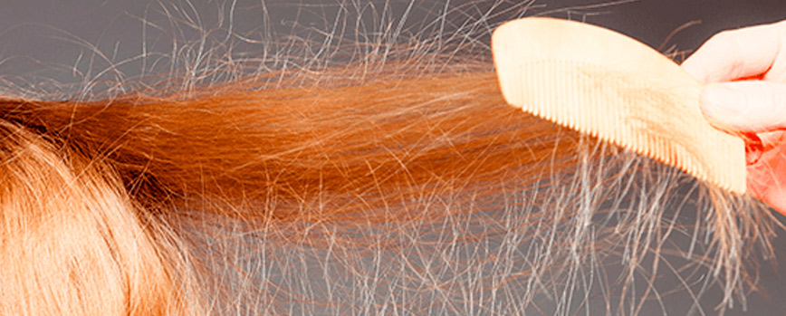 ¿Por qué se produce la electricidad estática en el pelo?