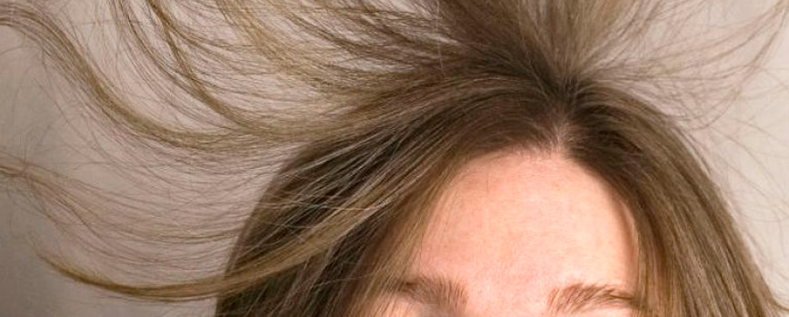 ¿Cuál es la diferencia entre la electricidad estática del pelo y el frizz?
