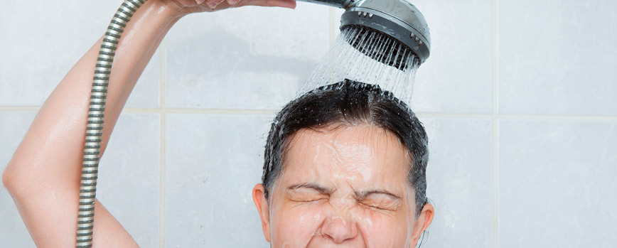 No te duches con agua demasiado caliente (o fría)