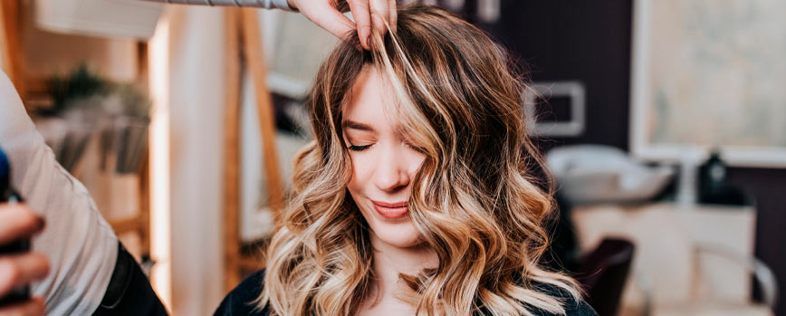 ¿Cómo fijar las ondas en el cabello?